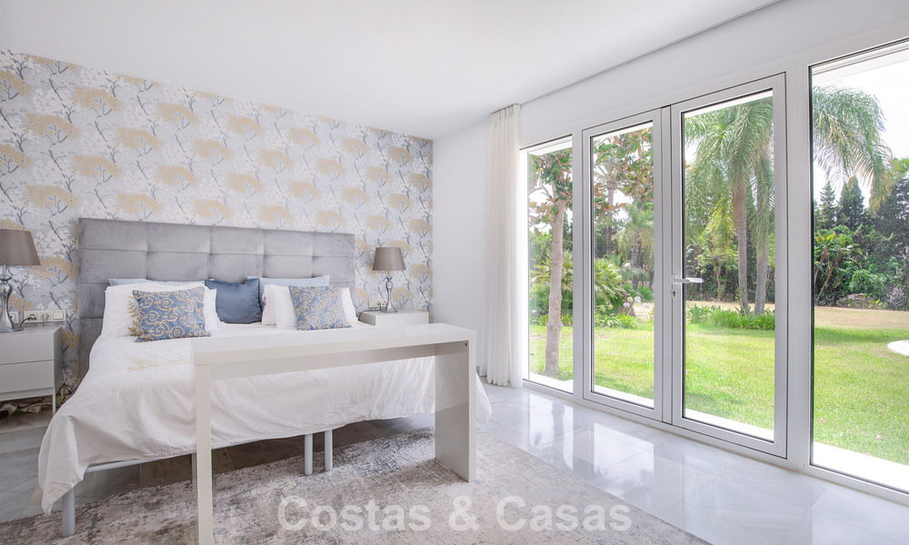 Stijlvolle, gelijkvloerse villa te koop op loopafstand van het strand op de New Golden Mile tussen Marbella en Estepona 56506