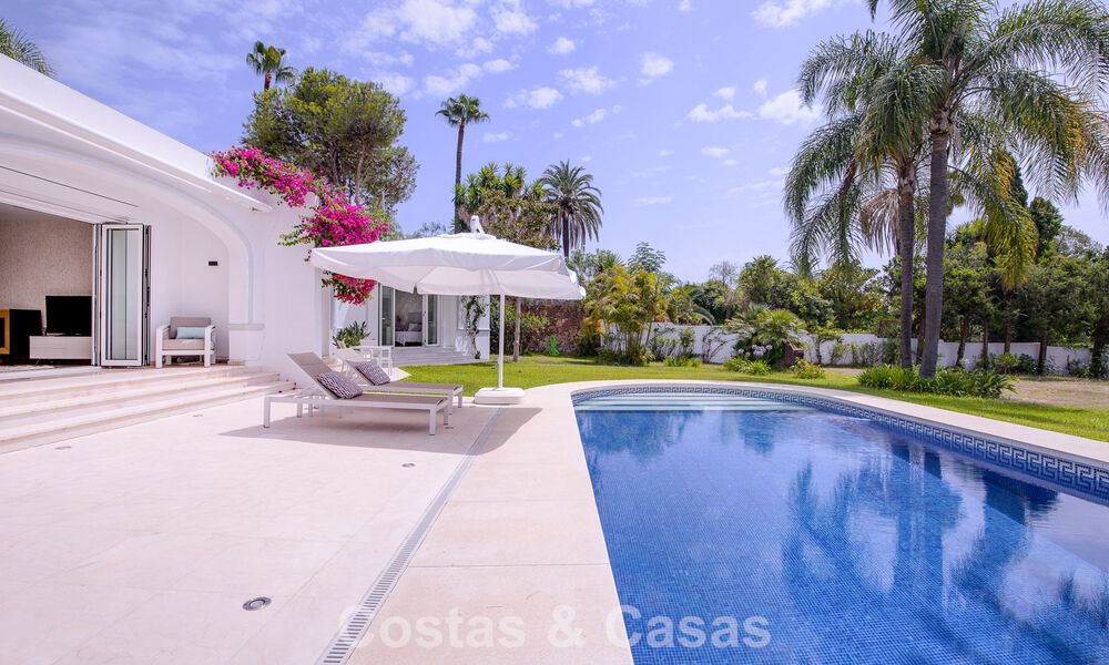 Stijlvolle, gelijkvloerse villa te koop op loopafstand van het strand op de New Golden Mile tussen Marbella en Estepona 56510