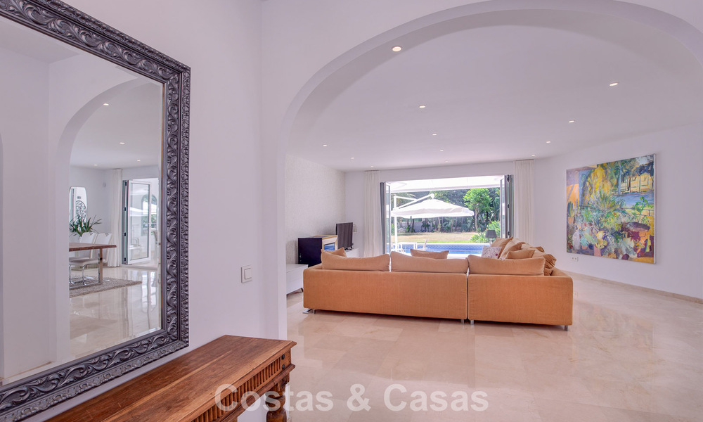Stijlvolle, gelijkvloerse villa te koop op loopafstand van het strand op de New Golden Mile tussen Marbella en Estepona 56520