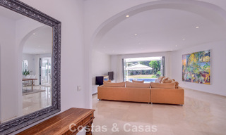 Stijlvolle, gelijkvloerse villa te koop op loopafstand van het strand op de New Golden Mile tussen Marbella en Estepona 56520 