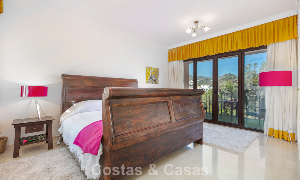 Prestigieuze luxevilla te koop in een klassieke Spaanse stijl met zeezicht in La Quinta in Marbella - Benahavis 56526