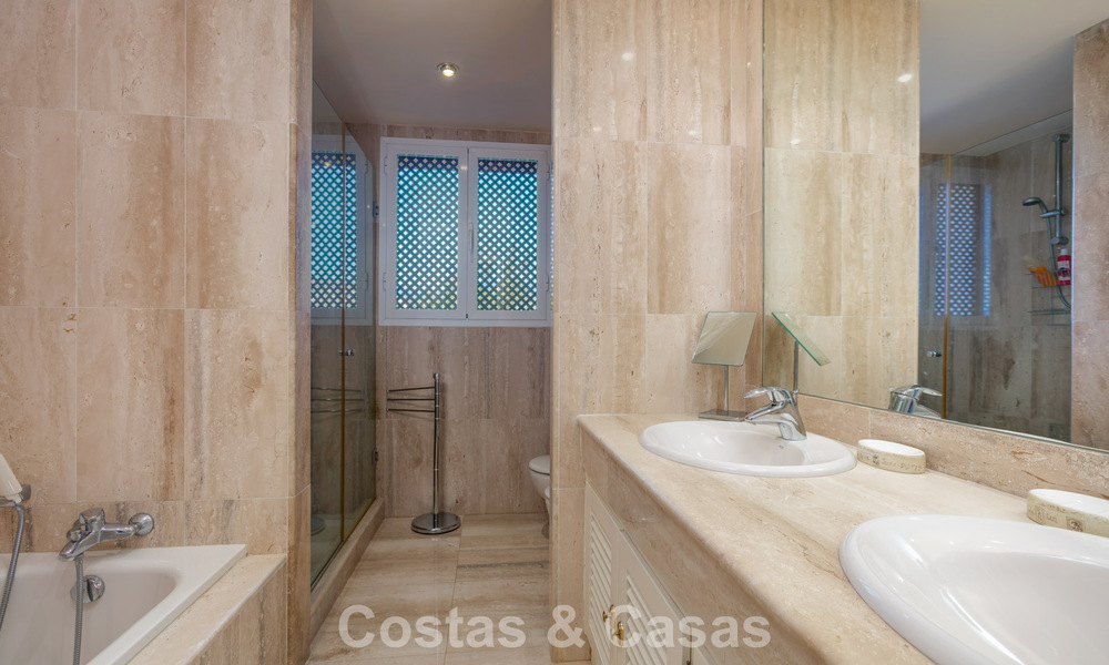 Prestigieuze luxevilla te koop in een klassieke Spaanse stijl met zeezicht in La Quinta in Marbella - Benahavis 56528
