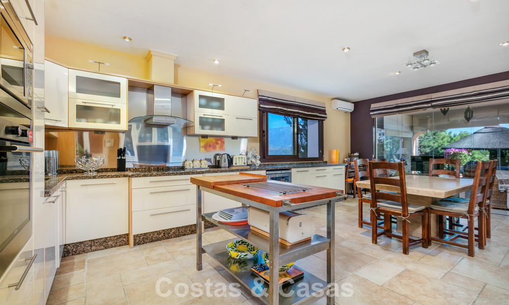 Prestigieuze luxevilla te koop in een klassieke Spaanse stijl met zeezicht in La Quinta in Marbella - Benahavis 56529