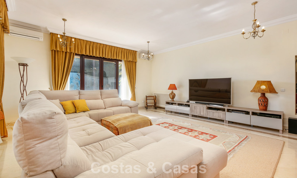 Prestigieuze luxevilla te koop in een klassieke Spaanse stijl met zeezicht in La Quinta in Marbella - Benahavis 56534