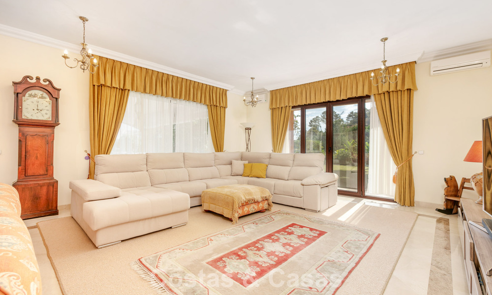 Prestigieuze luxevilla te koop in een klassieke Spaanse stijl met zeezicht in La Quinta in Marbella - Benahavis 56538