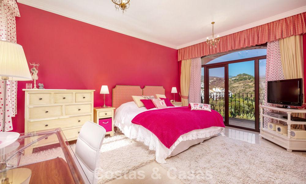 Prestigieuze luxevilla te koop in een klassieke Spaanse stijl met zeezicht in La Quinta in Marbella - Benahavis 56540