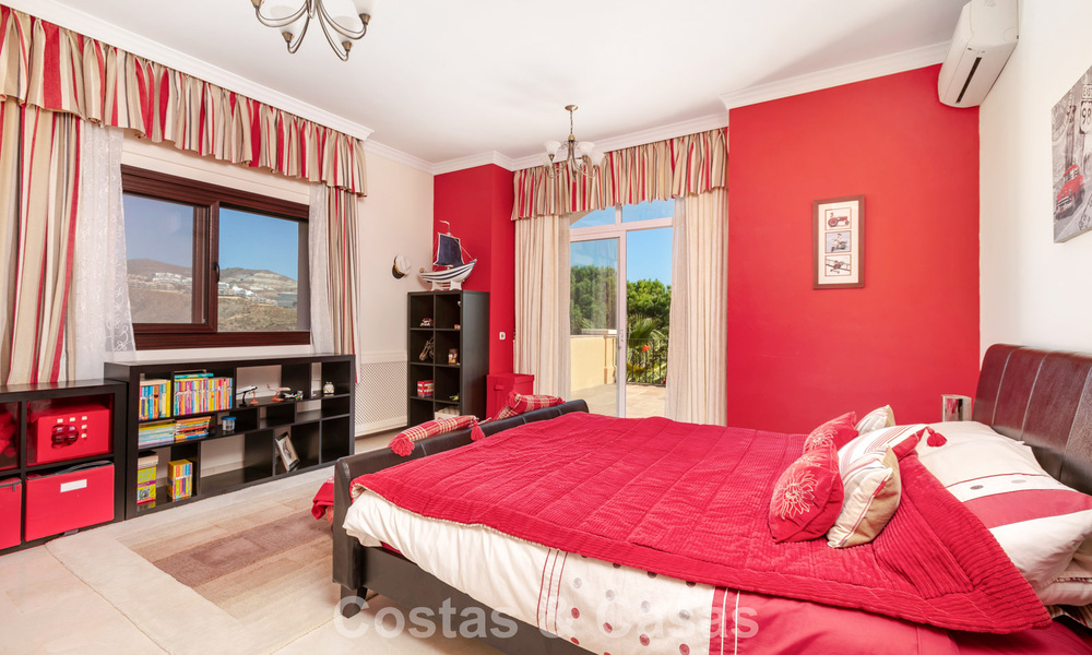 Prestigieuze luxevilla te koop in een klassieke Spaanse stijl met zeezicht in La Quinta in Marbella - Benahavis 56543