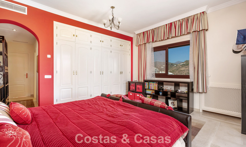 Prestigieuze luxevilla te koop in een klassieke Spaanse stijl met zeezicht in La Quinta in Marbella - Benahavis 56544