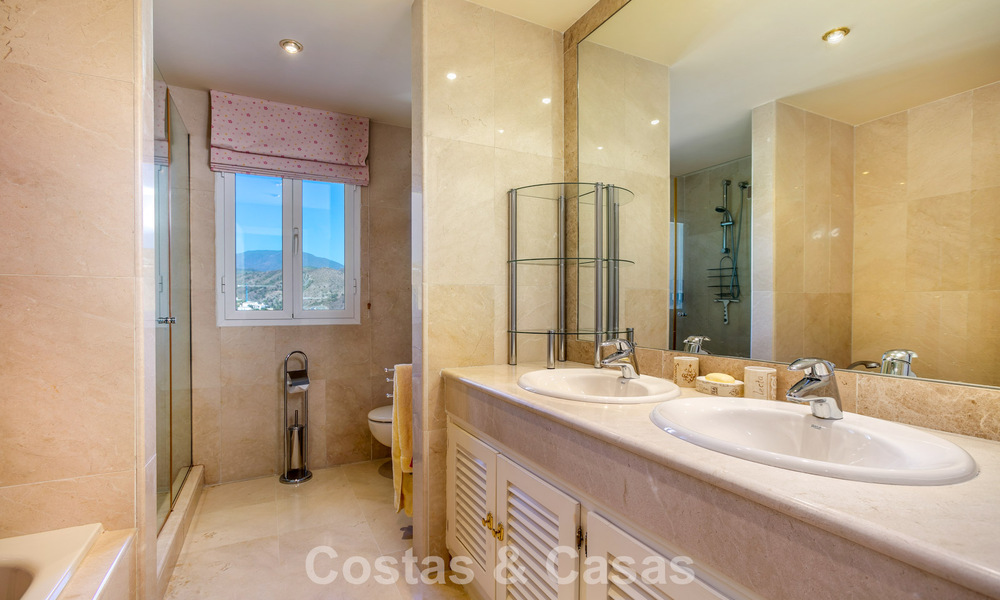 Prestigieuze luxevilla te koop in een klassieke Spaanse stijl met zeezicht in La Quinta in Marbella - Benahavis 56547