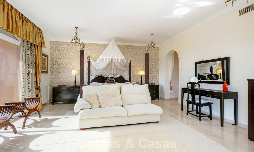 Prestigieuze luxevilla te koop in een klassieke Spaanse stijl met zeezicht in La Quinta in Marbella - Benahavis 56551