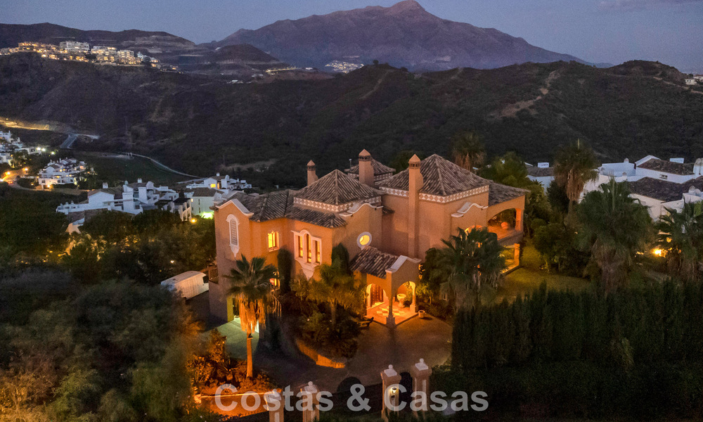 Prestigieuze luxevilla te koop in een klassieke Spaanse stijl met zeezicht in La Quinta in Marbella - Benahavis 56561