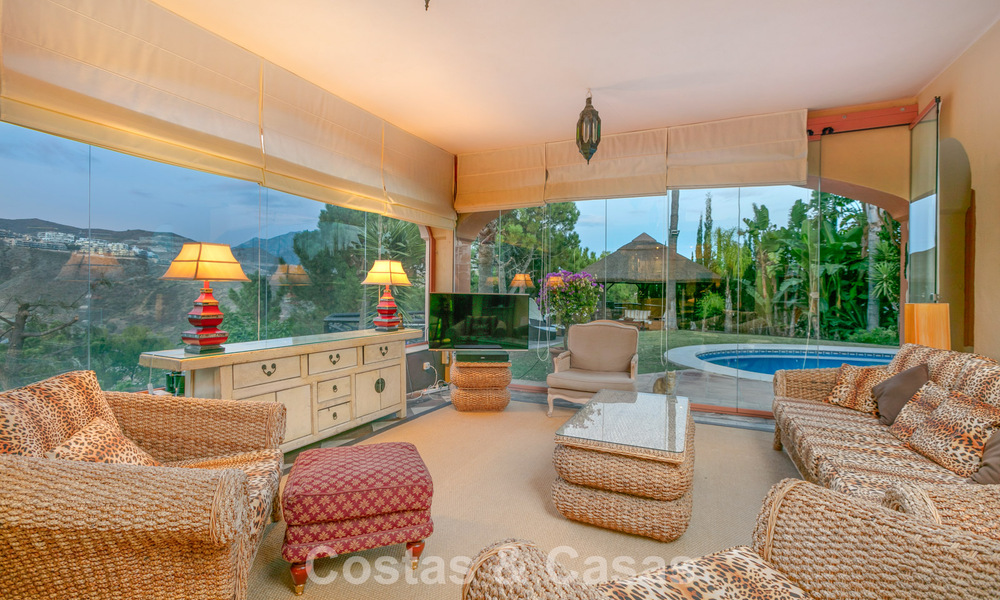Prestigieuze luxevilla te koop in een klassieke Spaanse stijl met zeezicht in La Quinta in Marbella - Benahavis 56563