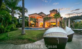 Prestigieuze luxevilla te koop in een klassieke Spaanse stijl met zeezicht in La Quinta in Marbella - Benahavis 56568 
