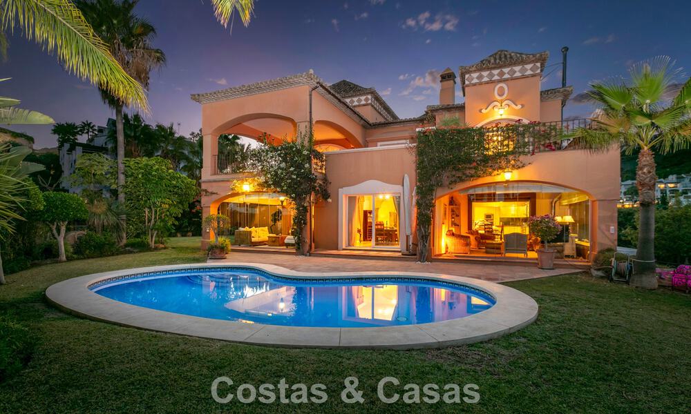 Prestigieuze luxevilla te koop in een klassieke Spaanse stijl met zeezicht in La Quinta in Marbella - Benahavis 56569