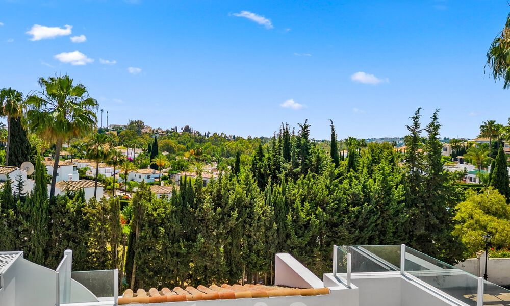 Modern gerenoveerd penthouse te koop in Nueva Andalucia’s golfvallei, Marbella 56690