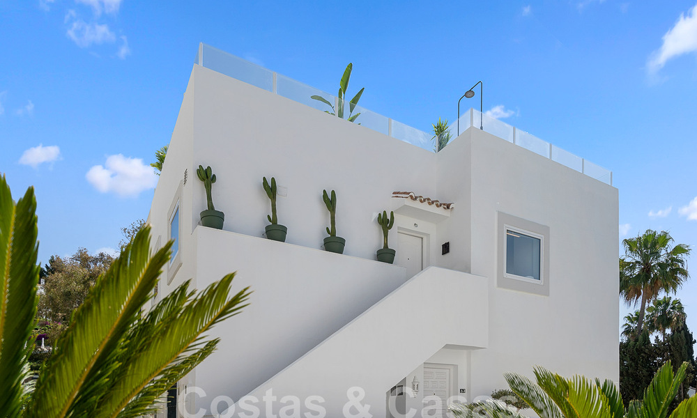 Modern gerenoveerd penthouse te koop in Nueva Andalucia’s golfvallei, Marbella 56698