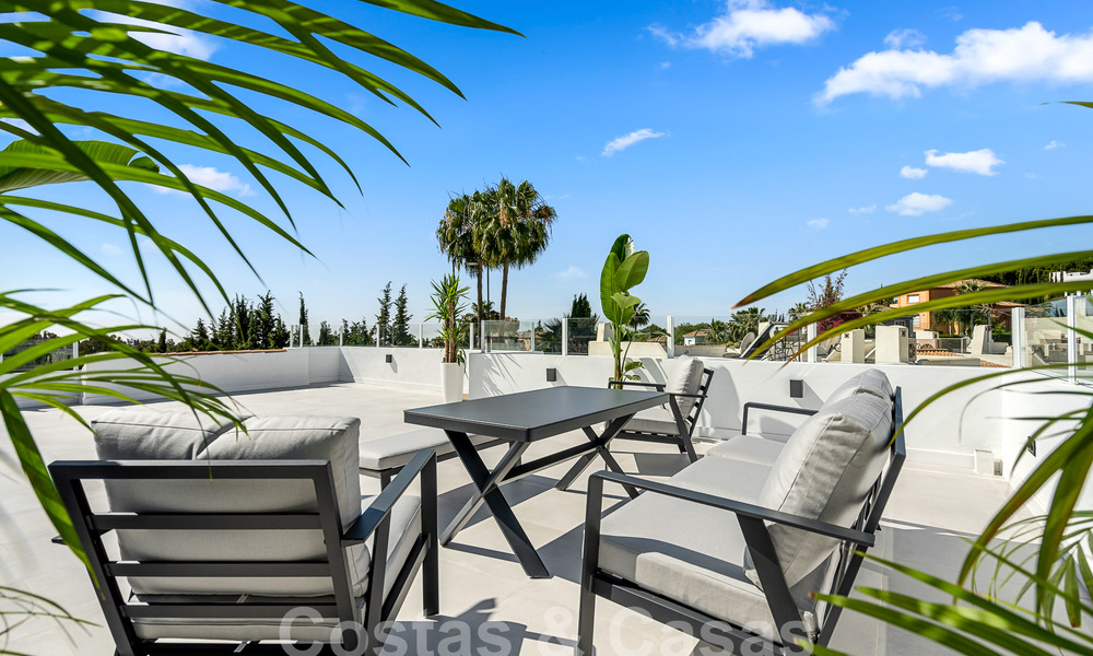 Modern gerenoveerd penthouse te koop in Nueva Andalucia’s golfvallei, Marbella 56703