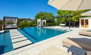 Moderne, symmetrische luxevilla te koop op een steenworp van de golfbanen van Nueva Andalucia’s vallei, Marbella 56169 