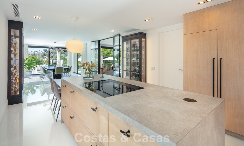 Moderne, symmetrische luxevilla te koop op een steenworp van de golfbanen van Nueva Andalucia’s vallei, Marbella 56172