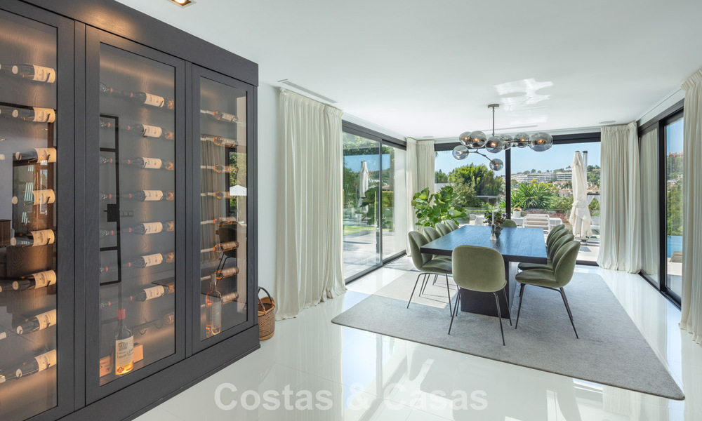 Moderne, symmetrische luxevilla te koop op een steenworp van de golfbanen van Nueva Andalucia’s vallei, Marbella 56173