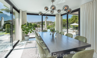 Moderne, symmetrische luxevilla te koop op een steenworp van de golfbanen van Nueva Andalucia’s vallei, Marbella 56174 