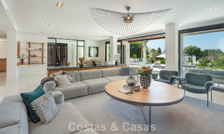 Moderne, symmetrische luxevilla te koop op een steenworp van de golfbanen van Nueva Andalucia’s vallei, Marbella 56179 