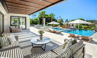 Moderne, symmetrische luxevilla te koop op een steenworp van de golfbanen van Nueva Andalucia’s vallei, Marbella 56183 