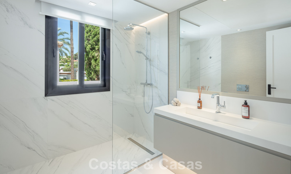 Moderne, symmetrische luxevilla te koop op een steenworp van de golfbanen van Nueva Andalucia’s vallei, Marbella 56188
