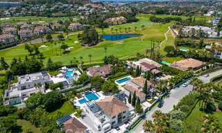 Moderne, symmetrische luxevilla te koop op een steenworp van de golfbanen van Nueva Andalucia’s vallei, Marbella 56189 