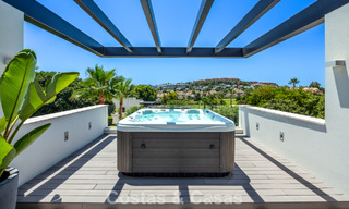 Moderne, symmetrische luxevilla te koop op een steenworp van de golfbanen van Nueva Andalucia’s vallei, Marbella 56204 