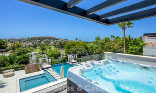 Moderne, symmetrische luxevilla te koop op een steenworp van de golfbanen van Nueva Andalucia’s vallei, Marbella 56205 