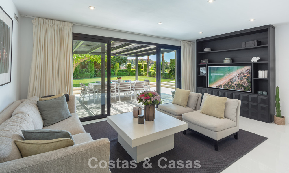 Moderne, symmetrische luxevilla te koop op een steenworp van de golfbanen van Nueva Andalucia’s vallei, Marbella 56208