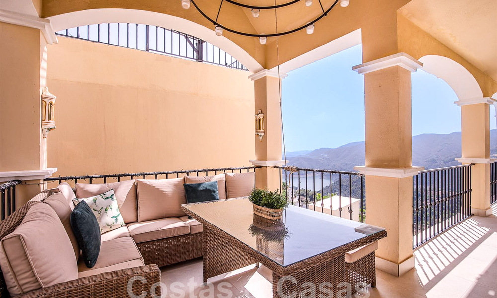 Spaanse luxevilla te koop met panoramisch zeezicht in een gated community in de heuvels van Marbella 57338