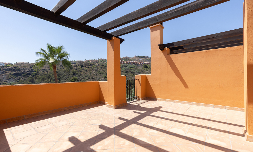 Stijlvol gerenoveerde, halfvrijstaande schakelvilla te koop met groot privé zwembad in Marbella - Benahavis 56395