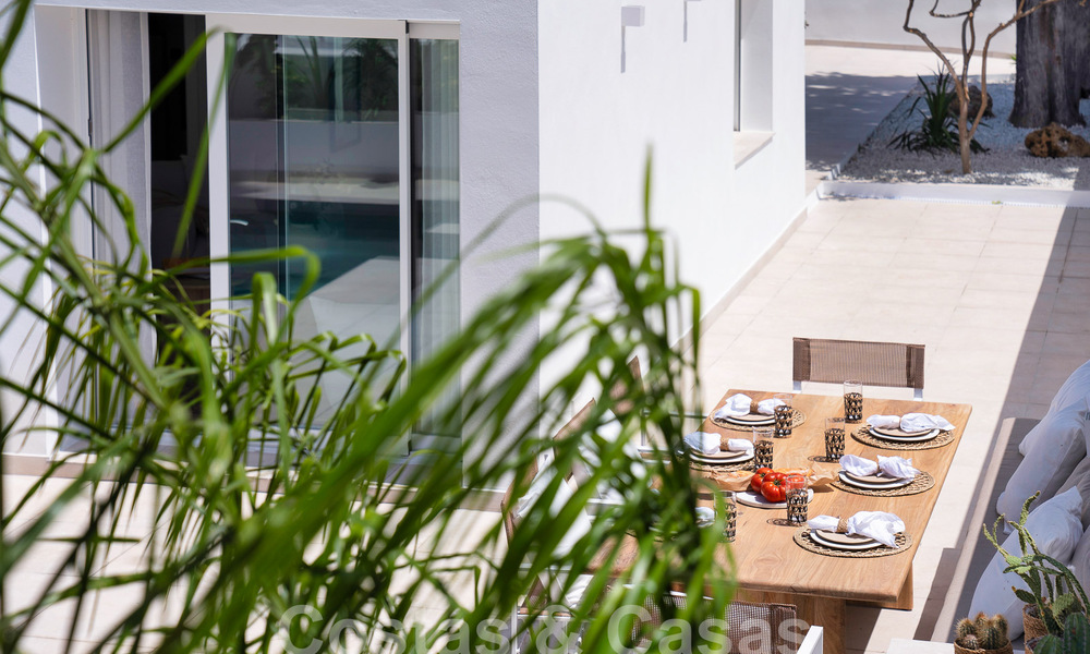 Sfeervolle luxevilla in Ibiza-stijl te koop, dicht bij alle voorzieningen van Nueva Andalucia, Marbella 56920