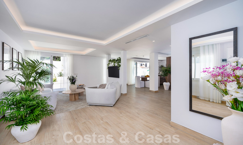 Sfeervolle luxevilla in Ibiza-stijl te koop, dicht bij alle voorzieningen van Nueva Andalucia, Marbella 56941