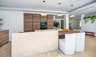 Sfeervolle luxevilla in Ibiza-stijl te koop, dicht bij alle voorzieningen van Nueva Andalucia, Marbella 56945 