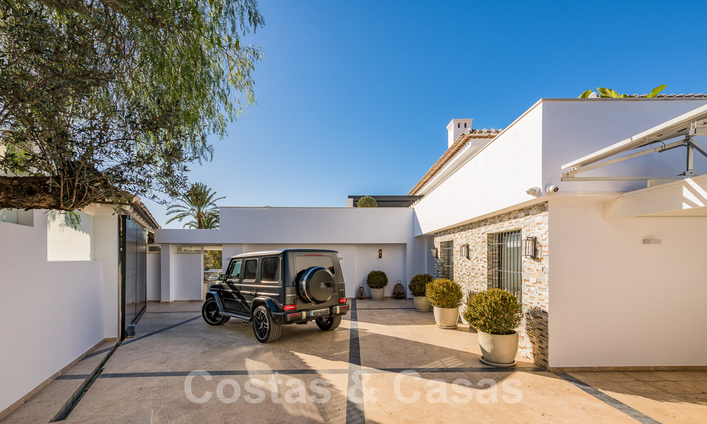 Modern gerenoveerde mediterrane luxevilla te koop, gelegen eerstelijns golf, hartje Nueva Andalucia, Marbella 57002