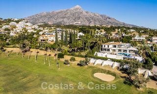 Modern gerenoveerde mediterrane luxevilla te koop, gelegen eerstelijns golf, hartje Nueva Andalucia, Marbella 57016 