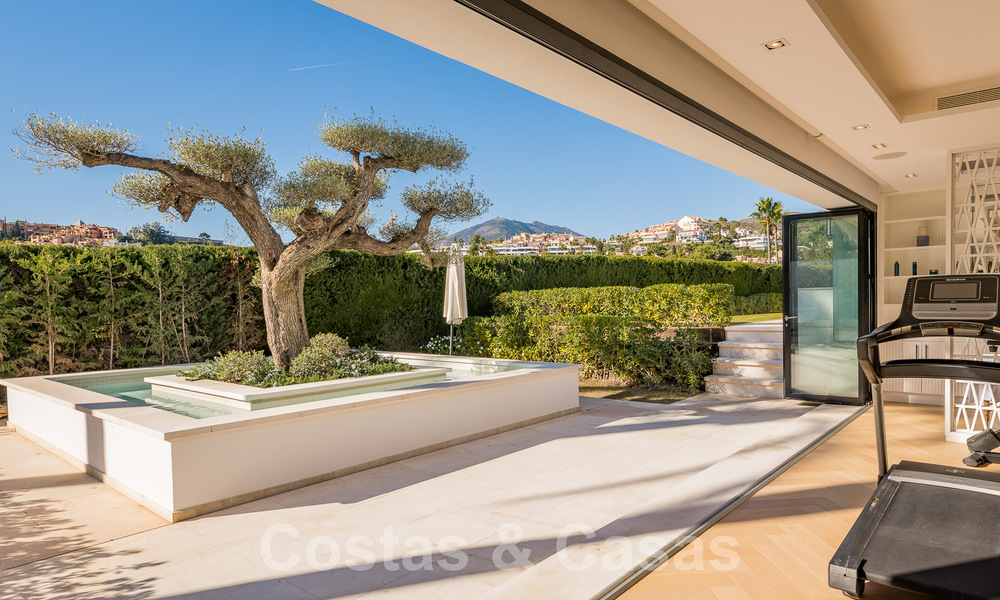 Modern gerenoveerde mediterrane luxevilla te koop, gelegen eerstelijns golf, hartje Nueva Andalucia, Marbella 57045