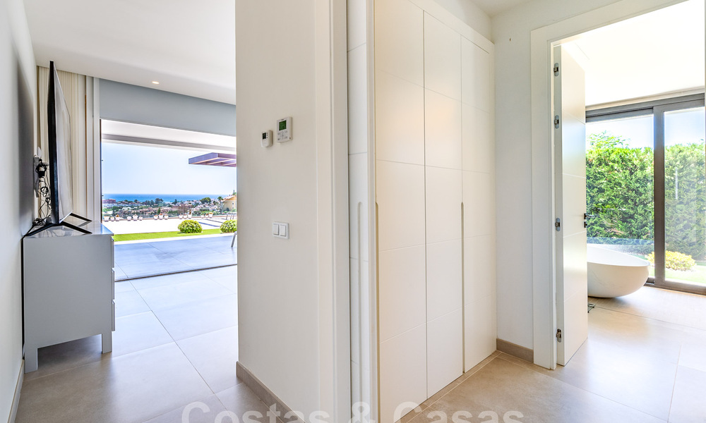 Moderne luxevilla te koop met zeezicht in een vijfsterren golfresort in Marbella - Benahavis 57603