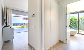 Moderne luxevilla te koop met zeezicht in een vijfsterren golfresort in Marbella - Benahavis 57603 