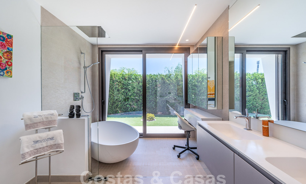 Moderne luxevilla te koop met zeezicht in een vijfsterren golfresort in Marbella - Benahavis 57605