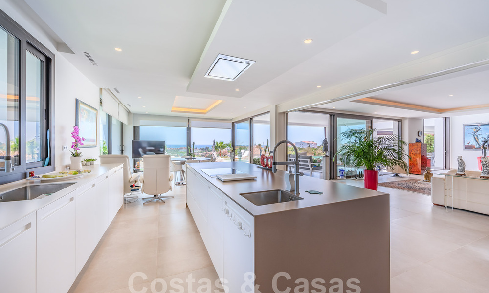 Moderne luxevilla te koop met zeezicht in een vijfsterren golfresort in Marbella - Benahavis 57614