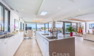 Moderne luxevilla te koop met zeezicht in een vijfsterren golfresort in Marbella - Benahavis 57614 