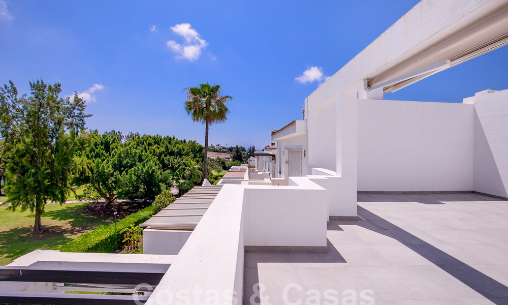 Ruim rijhuis te koop met 360° uitzicht, grenzend aan de golfbaan in La Quinta golfresort, Marbella - Benahavis 57978