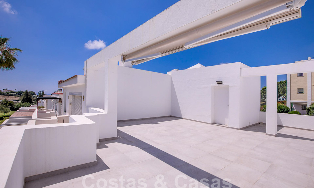 Ruim rijhuis te koop met 360° uitzicht, grenzend aan de golfbaan in La Quinta golfresort, Marbella - Benahavis 57988