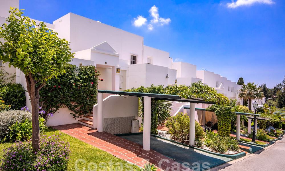 Ruim rijhuis te koop met 360° uitzicht, grenzend aan de golfbaan in La Quinta golfresort, Marbella - Benahavis 58001