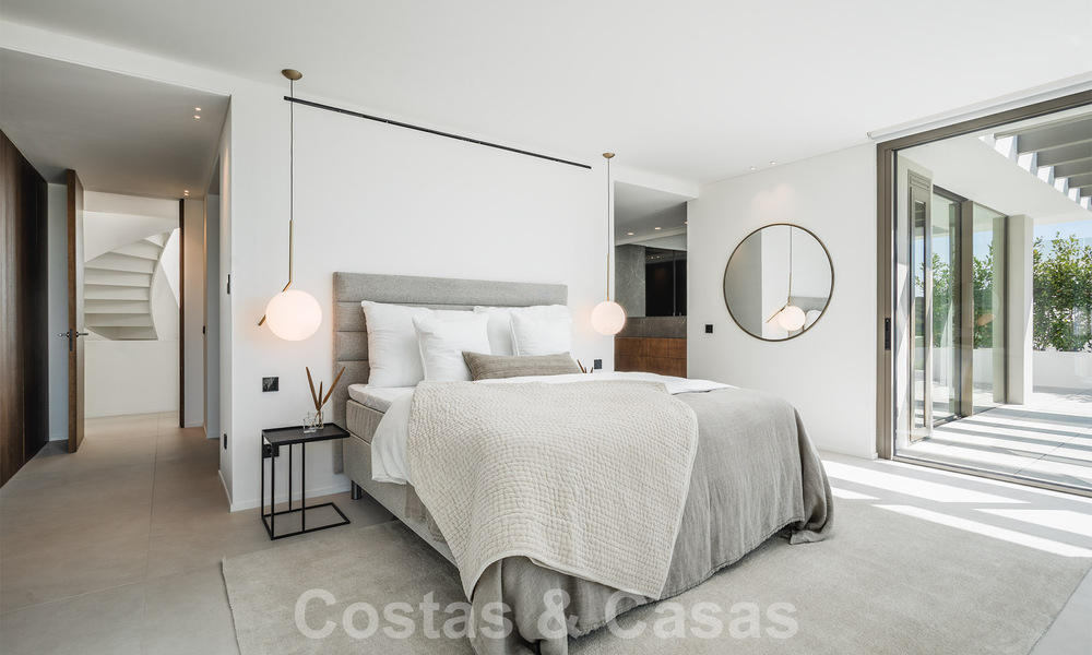 Luxueuze designervilla te koop in exclusief, gated frontlinie-golfcomplex met panoramisch uitzicht in La Quinta, Marbella - Benahavis 59082