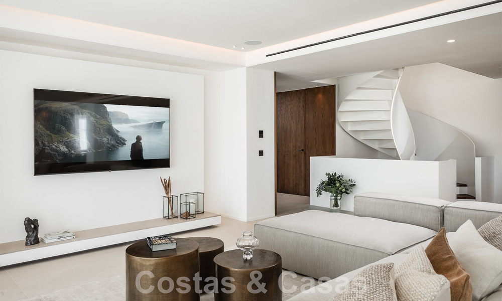 Luxueuze designervilla te koop in exclusief, gated frontlinie-golfcomplex met panoramisch uitzicht in La Quinta, Marbella - Benahavis 59087